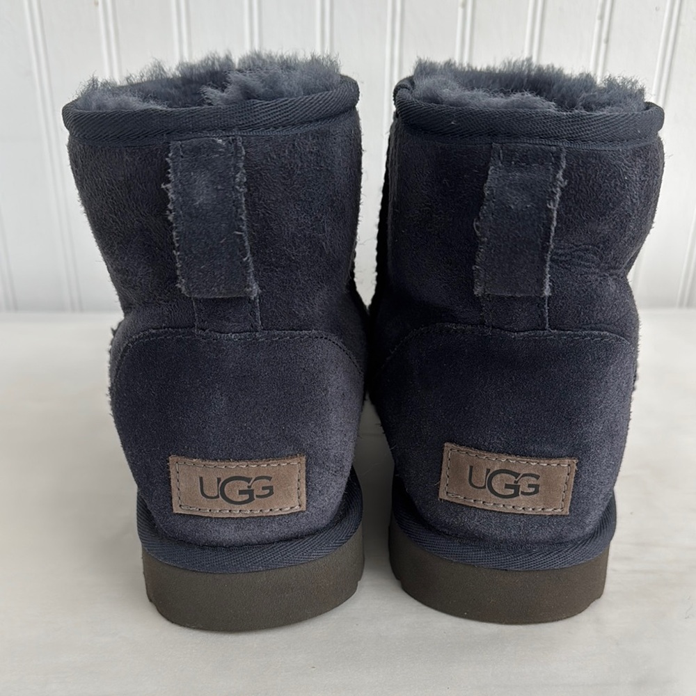 UGG CLASSIC MINI ll BOOTS EVE BLUE
EXCELLENT CONDITION SIZE 9 - Picture 6 of 11